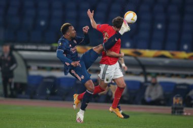 Roma, İtalya - 18 / 02 / 2021: Gabriel (ARS), Luca Waldschmidt (BEN), Roma 'daki Olimpiyat Stadyumu' nda oynanan BENFICA ile ARSENAL arasında oynanan 32 futbol karşılaşmasının UEFA EUROPE LeAGUE 20 / 21.
