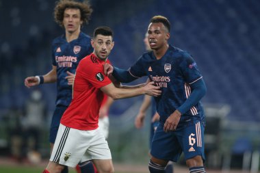Roma, İtalya - 18 / 02 / 2021: Gilberto (BEN), Gabriel (ARS) Roma 'daki Olimpiyat Stadyumu' nda BENFICA ile ARSENAL arasında oynanan 32 futbol karşılaşmasının UEFA EUROPE LeAGUE 20 / 21.