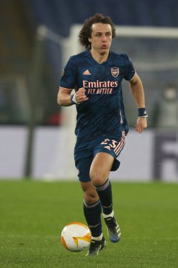 Roma, İtalya - 18 / 02 / 2021: David Luiz (ARS) UEFA EUROPE LeAGUE 32. Raundda Roma 'daki Olimpiyat Stadyumu' nda BENFICA ile ARSENAL arasında oynanan 32 futbol karşılaşmasında eylem halindeydi.