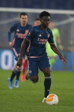 Roma, İtalya - 18 / 02 / 2021: Bukayo Saka (ARS), Roma 'daki Olimpiyat Stadyumu' nda BENFICA ile ARSENAL arasında oynanan 32 futbol karşılaşmasının UEFA EUROPE LeAGUE 20 / 21.