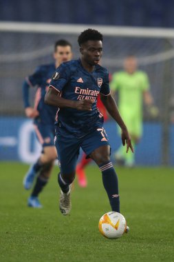 Roma, İtalya - 18 / 02 / 2021: Bukayo Saka (ARS), Roma 'daki Olimpiyat Stadyumu' nda BENFICA ile ARSENAL arasında oynanan 32 futbol karşılaşmasının UEFA EUROPE LeAGUE 20 / 21.