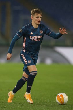 Roma, İtalya - 18 / 02 / 2021: Martin Odegaard (ARS), UEFA EUROPE LeAGUE 'nin Roma' daki Olimpiyat Stadyumu 'nda BENFICA ile ARSENAL arasında oynanan 32 futbol karşılaşmasının 20 / 21.