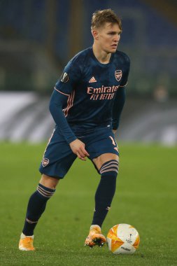Roma, İtalya - 18 / 02 / 2021: Martin Odegaard (ARS), UEFA EUROPE LeAGUE 'nin Roma' daki Olimpiyat Stadyumu 'nda BENFICA ile ARSENAL arasında oynanan 32 futbol karşılaşmasının 20 / 21.