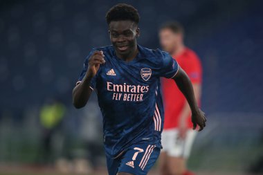 Roma, İtalya - 18 / 02 / 2021: Bukayo Saka (ARS), Roma 'daki Olimpiyat Stadyumu' nda oynanan BENFICA ile ARSENAL arasında oynanan 32 futbol karşılaşmasının UEFA Avrupa Liderliği 20 / 21 'inde golü attı.
