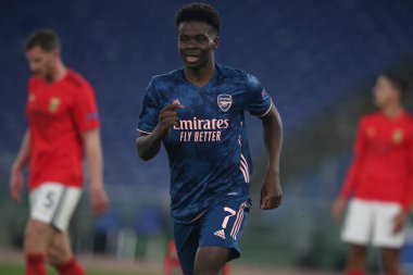 Roma, İtalya - 18 / 02 / 2021: Bukayo Saka (ARS), Roma 'daki Olimpiyat Stadyumu' nda oynanan BENFICA ile ARSENAL arasında oynanan 32 futbol karşılaşmasının UEFA Avrupa Liderliği 20 / 21 'inde golü attı.