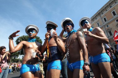 ROME, ITALY 11.06.2011: Gökkuşağı renginde binlerce insan, Roma sokaklarındaki LGBTQ + topluluğunun haklarını almak için 