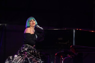 ROME, ITALY 11.06.2011: Lady Gaga, Roma sokaklarındaki LGBTQ + topluluğunun haklarını almak için 