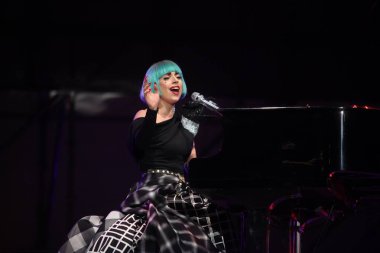 ROME, ITALY 11.06.2011: Lady Gaga, Roma sokaklarındaki LGBTQ + topluluğunun haklarını almak için 