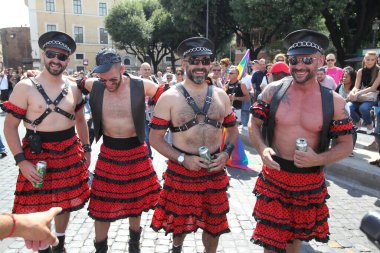 ROME, ITALY 11.06.2011: Gökkuşağı renginde binlerce insan, Roma sokaklarındaki LGBTQ + topluluğunun haklarını almak için 