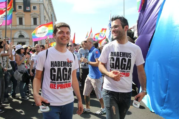 Rome Italien 2011 Tusentals Människor Med Regnbågens Färger Paraderar Gaystoltheten — Stockfoto