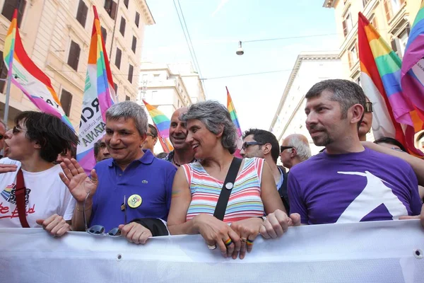 Rome Italien 2011 Tusentals Människor Med Regnbågens Färger Paraderar Gaystoltheten — Stockfoto
