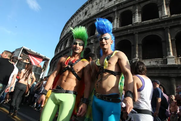 Рим Италия 2011 Голубые Мальчики Цветах Радуги Парад Время Гей — стоковое фото
