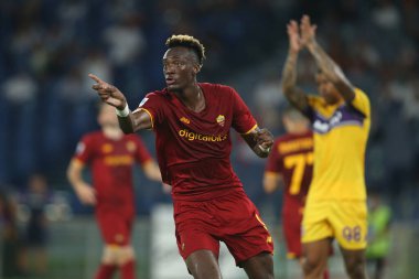 ROME, İtalya - 22.08.2021: TAMMY ABRAHAM (AS ROMA), İtalya Serisi sırasında Roma 'da 22 Ağustos 2021' de Olimpiyat Stadyumu 'nda AS ROMA - S FIORENTINA arasında oynanan bir futbol maçında skor yaptı.