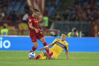 ROME, İtalya - 22.08.2021: MKHITARYAN (AS ROMA), NIKOLA MILENKOVIC (FIORENTINA), 22 Ağustos 2021 tarihinde Roma 'daki Olimpiyat Stadyumu' nda AS ROMA-FIORENTINA futbol karşılaşması sırasında eylem halindedir.