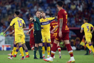 ROME, İtalya - 22.08.2021: REFEREE PAIRETTO İtalyan Serisi sırasında eylem halinde AS ROMA - FIORENTINA arasında 22 Ağustos 2021 tarihinde Roma Olimpiyat Stadyumu 'nda oynanan futbol karşılaşması