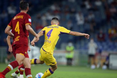 ROME, İtalya - 22.08.2021: NIKOLA MILENKOVIC (FIORENTINA), 22 Ağustos 2021 'de Roma' daki Olimpiyat Stadyumu 'nda AS ROMA - FIORENTINA arasındaki bir futbol maçı sırasında gol attı.