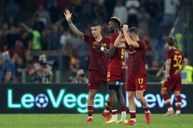 ROME, İtalya - 22.08.2021: TAMMY ABRAHAM (AS ROMA), 22 Ağustos 2021 'de Roma' daki Olimpiyat Stadyumu 'nda AS ROMA-FIORENTINA arasındaki bir futbol karşılaşmasını kutladı.