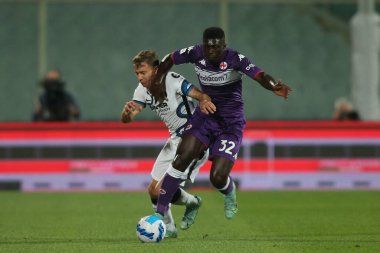 FLORENCE, İtalya - 21.09.2021: BARELLA (INTER), DUNCAN (FIORENTINA) 21 Eylül 2021 tarihinde Floransa 'daki Artemio Franchi Stadyumu' nda ACF FIORENTINA 'nın INS INTER FC' ye karşı oynadığı Serie A İtalyan futbol karşılaşması sırasında eylem halindedir.