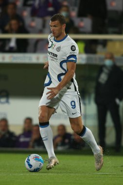 FLORENCE, İtalya - 21.09.2021: DZEKO (INTER) 21 Eylül 2021 tarihinde Floransa 'daki Artemio Franchi Stadyumu' nda ACF FIORENTINA ile INTER FC arasında oynanan Serie A İtalyan futbol karşılaşması sırasında eylem halindeydi.