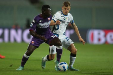 FLORENCE, İtalya - 21.09.2021: DUNCAN (FIORENTINA), BARELLA (INTER) 21 Eylül 2021 tarihinde Floransa 'daki Artemio Franchi stadyumunda ACF FIORENTINA' ya karşı INTER FC arasında oynanan Serie A İtalya futbol karşılaşması sırasında eylem halindedir.