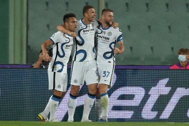 FLORENCE, İtalya - 21.09.2021: DZEKO (INTER), 21 Eylül 2021 tarihinde Floransa 'daki Artemio Franchi Stadyumu' nda ACF FIORENTINA ile INTER FC arasında oynanan İtalya 'nın Serie A futbol karşılaşması sırasında golü kutladı.