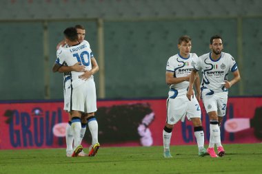 FLORENCE, İtalya - 21.09.2021: DZEKO (INTER), 21 Eylül 2021 tarihinde Floransa 'daki Artemio Franchi Stadyumu' nda ACF FIORENTINA ile INTER FC arasında oynanan İtalya 'nın Serie A futbol karşılaşması sırasında golü kutladı.