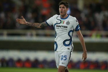 FLORENCE, İtalya - 21.09.2021: BASTONI (INTER) 21 Eylül 2021 tarihinde Floransa 'daki Artemio Franchi Stadyumu' nda ACF FIORENTINA ile INTER FC arasında oynanan Serie A İtalyan futbol karşılaşmasında