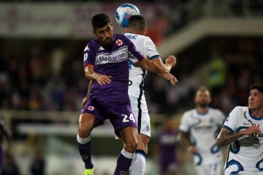 FLORENCE, İtalya - 21.09.2021: BENASSI (FIORENTINA), PERISIC (INTER) 21 Eylül 2021 tarihinde Floransa 'daki Artemio Franchi Stadyumu' nda ACF FIORENTINA 'ya karşı INS INTER FC arasında oynanan Serie A İtalyan futbol maçı sırasında eylem halindedir.