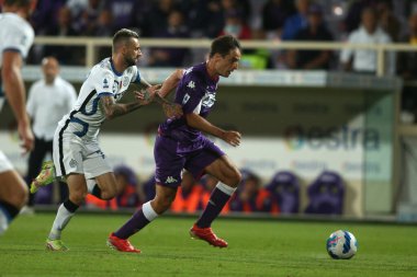 FLORENCE, İtalya - 21.09.2021: BROZOVIC (INTER), BONAVENTURA (FIORENTINA) 21 Eylül 2021 tarihinde Floransa 'daki Artemio Franchi Stadyumu' nda ACF FIORENTINA ile INS INTER FC arasında oynanan Serie A İtalya futbol karşılaşmasında
