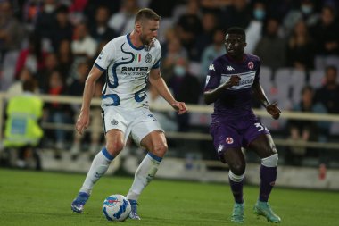 FLORENCE, İtalya - 21.09.2021: SKRINIAR (INTER) 21 Eylül 2021 tarihinde Floransa 'daki Artemio Franchi stadyumunda ACF FIORENTINA ile INTER FC arasında oynanan Serie A İtalyan futbol karşılaşmasında