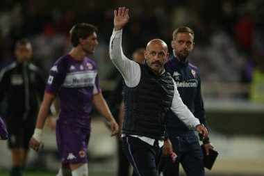 FLORENCE, İtalya - 21.09.2021: ITALIANO (FIORENTINA) 21 Eylül 2021 tarihinde Floransa 'daki Artemio Franchi Stadyumu' nda ACF FIORENTINA - INTER FC arasındaki İtalya futbol karşılaşması sonunda taraftarları karşıladı.