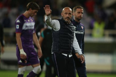 FLORENCE, İtalya - 21.09.2021: ITALIANO (FIORENTINA) 21 Eylül 2021 tarihinde Floransa 'daki Artemio Franchi Stadyumu' nda ACF FIORENTINA - INTER FC arasındaki İtalya futbol karşılaşması sonunda taraftarları karşıladı.