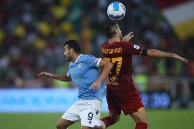 ROME, İtalya - 26.09.2021: PEDRO (LAZIO), MKHITARYAN (AS ROMA) İtalyan Serisi sırasında eylem halindeydi.