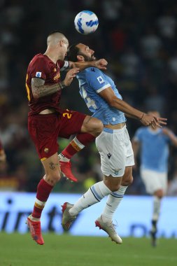 ROME, İtalya - 26.09.2021: GIANLUCA MANCINI (AS ROMA), MURIQI (LAZIO) İtalyan Serisi sırasında eylem halindeydi.
