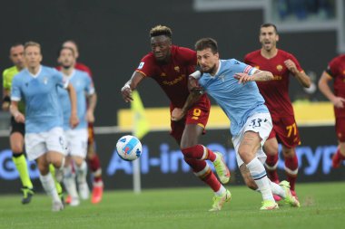 ROME, İtalya - 26.09.2021: TAMMY ABRAHAM (AS ROMA) F.ACERBI (LAZIO) İtalyan Serisi sırasında SS LAZIO - ROMA arasında 26 Eylül 2021 'de Roma Olimpiyat Stadyumu' nda oynanan futbol maçı