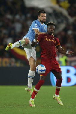 ROME, İtalya - 26.09.2021: F.ACERBI (LAZIO) TAMMY ABRAHAM (AS ROMA) İtalyan Serisi sırasında, 26 Eylül 2021 'de Roma' daki Olimpiyat Stadyumu 'nda SS LAZIO - AS ROMA arasında oynanan futbol maçı