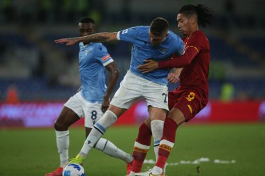 ROME, İtalya - 26.09.2021: MILINKOVIC SAVIC (LAZIO), CRIS SMALLING (AS ROMA) İtalyan Serisi A futbol karşılaşmasında SS LAZIO - AS ROMA arasında 26 Eylül 2021 'de Roma Olimpiyat Stadyumu' nda oynanan karşılaşma