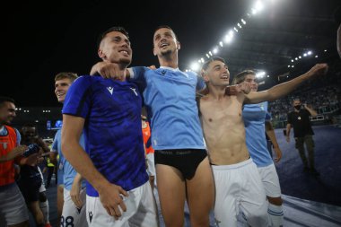 ROME, İtalya - 26.09.2021: Lazio oyuncuları 26 Eylül 2021 'de Roma' daki Olimpiyat Stadyumu 'nda SS LAZIO-AS ROMA arasındaki İtalyan Serie A futbol karşılaşmasının zaferini kutluyorlar.