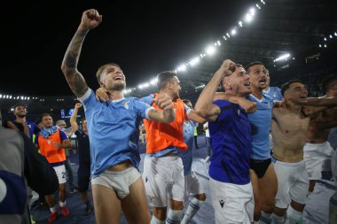 ROME, İtalya - 26.09.2021: CIRO IMMOBILE (LAZIO) İtalyan Serisi 'nin bitişindeki zaferini kutladı. 26 Eylül 2021' de Roma 'daki Olimpiyat Stadyumu' nda SS LAZIO - AS ROMA arasında oynanan bir futbol maçı.