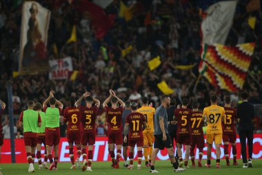 ROME, İtalya - 26.09.2021: Roma İtalya Serisi 'nin sonunda taraftarları karşılarken, 26 Eylül 2021' de Roma 'daki Olimpiyat stadyumunda SS LAZIO - AS ROMA arasındaki futbol karşılaşması