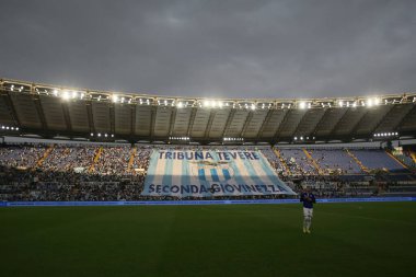ROME, İtalya - 26.09.2021: İtalyan Serie A futbol karşılaşmasından önce koreografi Lazio taraftarları 26 Eylül 2021 'de Roma' daki Olimpiyat stadyumunda SS LAZIO AS ROMA 'ya karşı