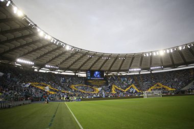 ROME, İtalya - 26.09.2021: İtalyan Serie A futbol karşılaşmasından önce koreografi Lazio taraftarları 26 Eylül 2021 'de Roma' daki Olimpiyat stadyumunda SS LAZIO AS ROMA 'ya karşı