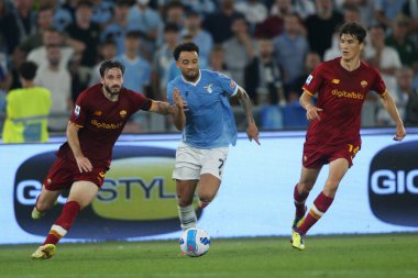 ROME, İtalya - 26.09.2021: MATIAS VINA (AS ROMA), FELIPE ANDERSON (LAZIO) İtalyan Serisi sırasında eylem halindeydi.