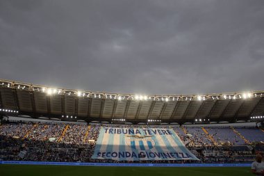 ROME, İtalya - 26.09.2021: İtalyan Serie A futbol karşılaşmasından önce koreografi Lazio taraftarları 26 Eylül 2021 'de Roma' daki Olimpiyat stadyumunda SS LAZIO AS ROMA 'ya karşı