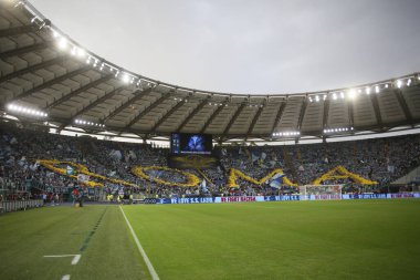 ROME, İtalya - 26.09.2021: İtalyan Serie A futbol karşılaşmasından önce koreografi Lazio taraftarları 26 Eylül 2021 'de Roma' daki Olimpiyat stadyumunda SS LAZIO AS ROMA 'ya karşı