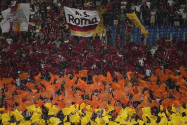 ROME, İtalya - 26.09.2021: İtalyan Serisi sırasında Roma taraftarları olarak koreografi, 26 Eylül 2021 'de Roma Olimpiyat Stadyumu' nda SS LAZIO - AS ROMA arasında oynanan futbol maçı.