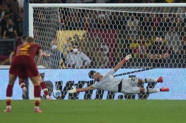 ROME, İtalya - 26.09.2021: JORDAN VERETout (AS ROMA), 26 Eylül 2021 'de Roma' daki Olimpiyat stadyumunda SS LAZIO - AS ROMA arasındaki bir futbol maçı sırasında penaltı aldı.