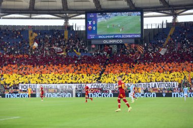 ROME, İtalya - 26.09.2021: İtalyan Serie A futbol karşılaşmasından önce koreografi Roman taraftarları 26 Eylül 2021 'de Roma' daki Olimpiyat stadyumunda SS LAZIO - AS ROMA arasında oynanan karşılaşma