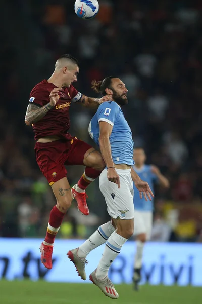 ROME, İtalya - 26.09.2021: GIANLUCA MANCINI (AS ROMA), MURIQI (LAZIO) İtalyan Serisi sırasında eylem halindeydi.