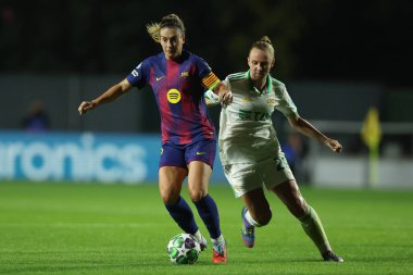 Rme, İtalya 15 Ekim 2025: Barcellona 'dan Alexia Putellas, Roma' dan Annalena Rieke 2025 / 26 UEFA Kadınlar Şampiyonlar Ligi - Matchday 2 - AS Roman FC Barcellona ile Roma 'daki Tre Fontane Stadyumu arasındaki çatışmada görülüyor